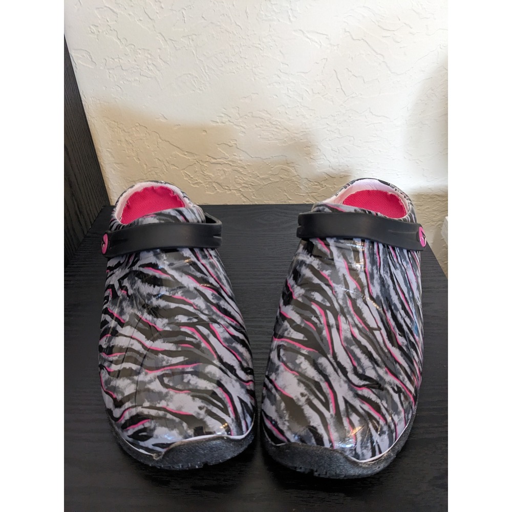 Anywear Women Zebra Print Pink Grey Black Slip Resistant Clogs Shoes Size 8